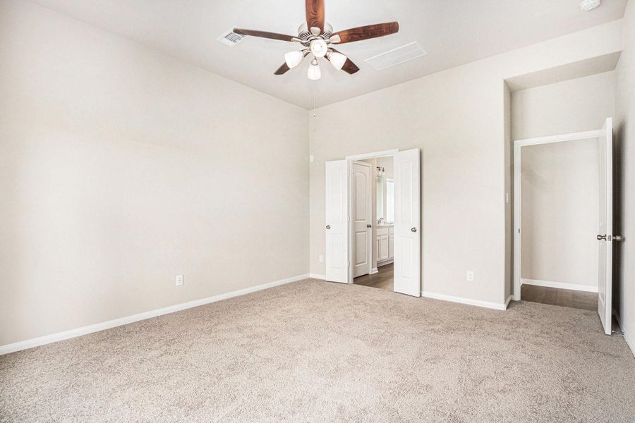 Spacious, unfurnished interior of a new home in Columbia Lakes, West Columbia (Image 18).