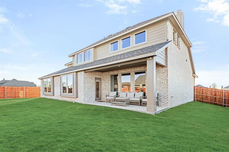 Exterior details and patio area of a home in Ridgepoint, Midlothian (Image 2).