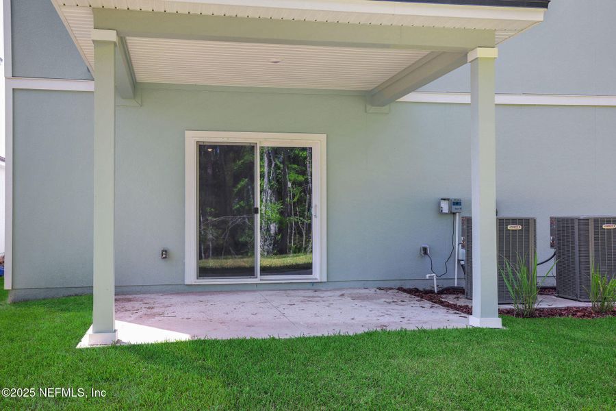 Exterior details and patio area of a home in Bellbrooke, Jacksonville (Image 2).