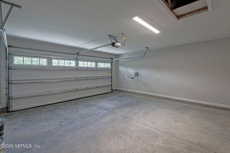 Spacious, unfurnished interior of a new home in , Jacksonville (Image 17).