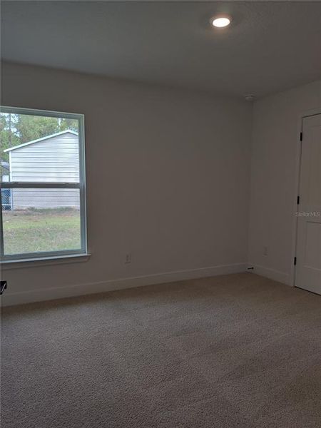 Spacious, unfurnished interior of a new home in Royal Highlands, Weeki Wachee (Image 14).