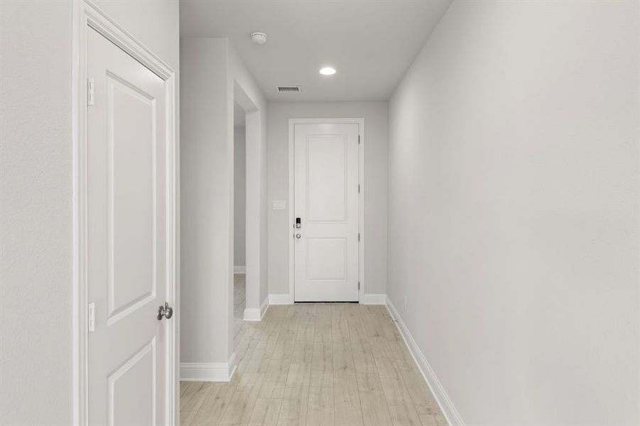 03. 2902 Hanscom - Entry