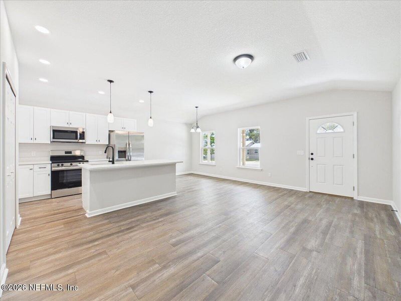 Spacious, unfurnished interior of a new home in , Palatka (Image 10).
