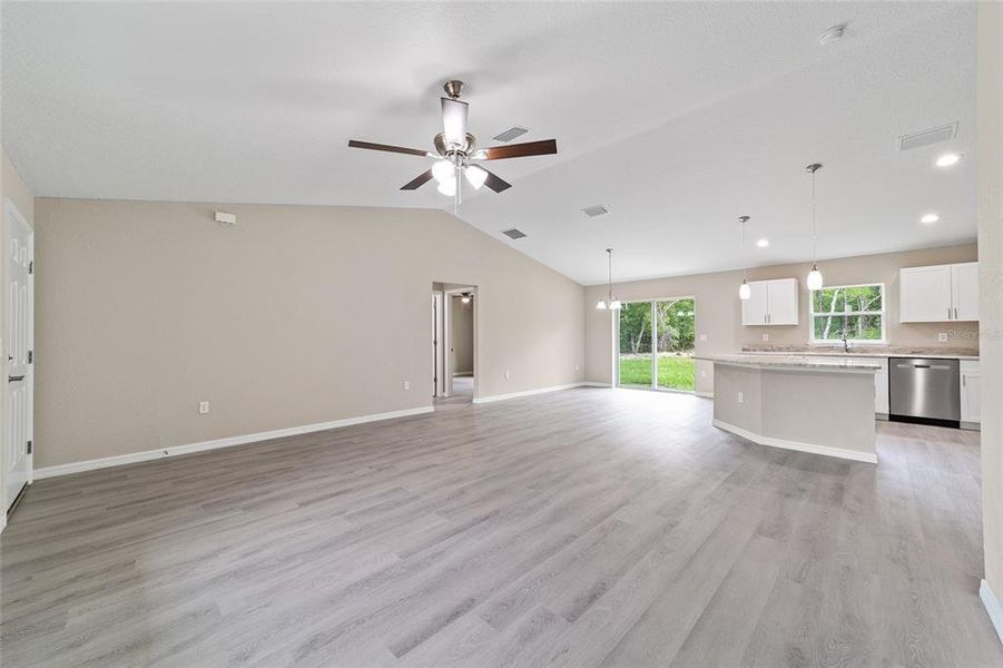 Spacious, unfurnished interior of a new home in , Citrus Springs (Image 13).