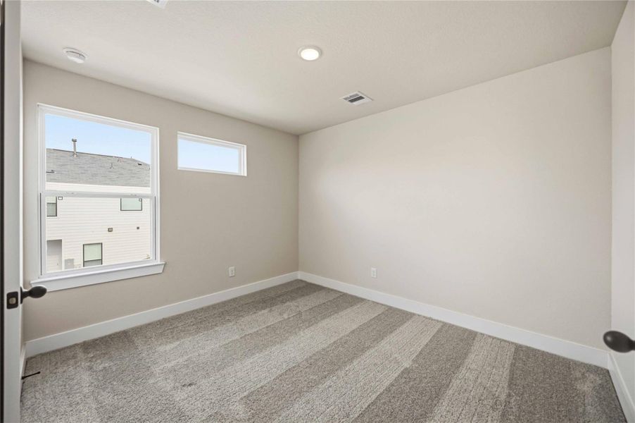 Spacious, unfurnished interior of a new home in Alicante, Houston (Image 13).