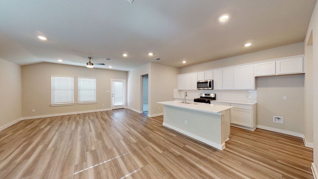 Spacious, unfurnished interior of a new home in Saratoga Crossing, Corpus Christi (Image 12).