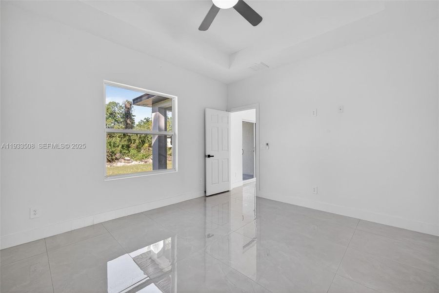Spacious, unfurnished interior of a new home in , Lehigh Acres (Image 27).