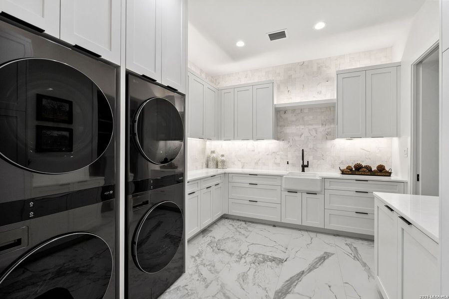 Furnished interior view inside a new home in , Boerne (Image 30).