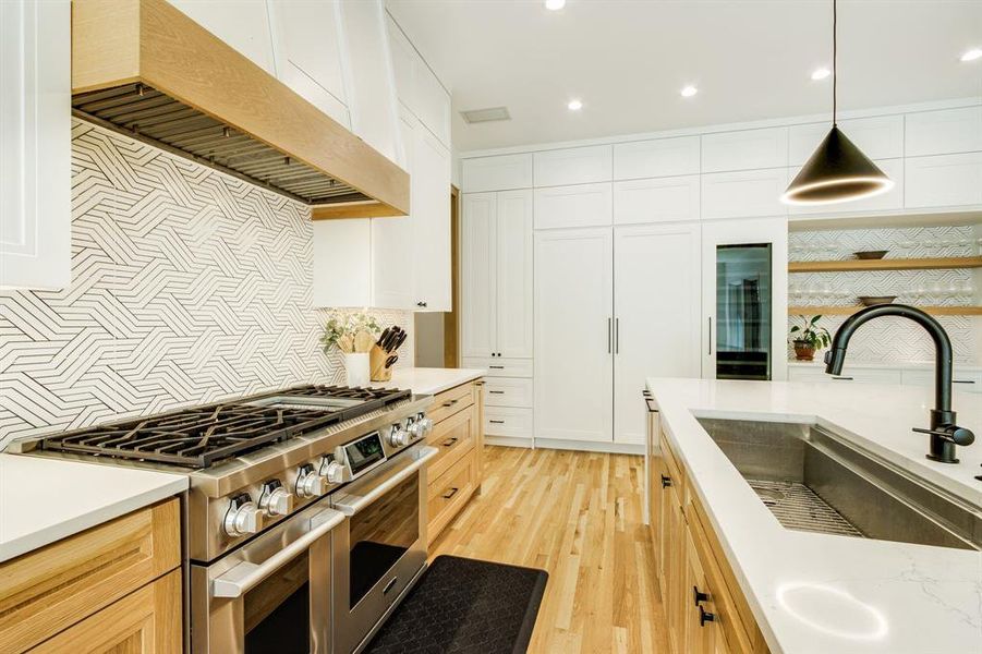 Quartz counters and gas stovetop with double ovens