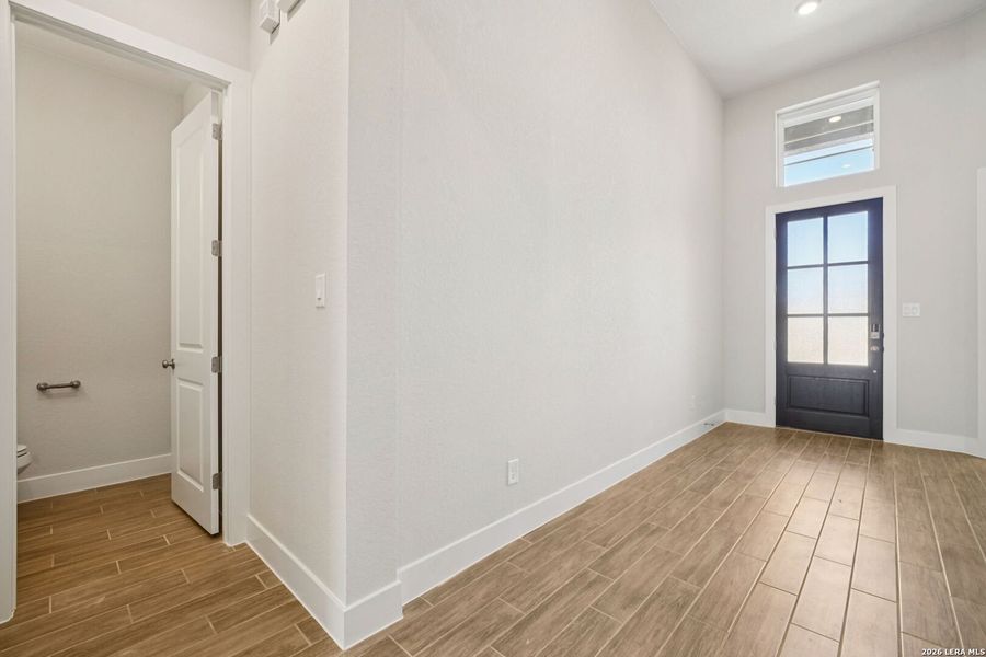 Spacious, unfurnished interior of a new home in Meyer Ranch, New Braunfels (Image 24).