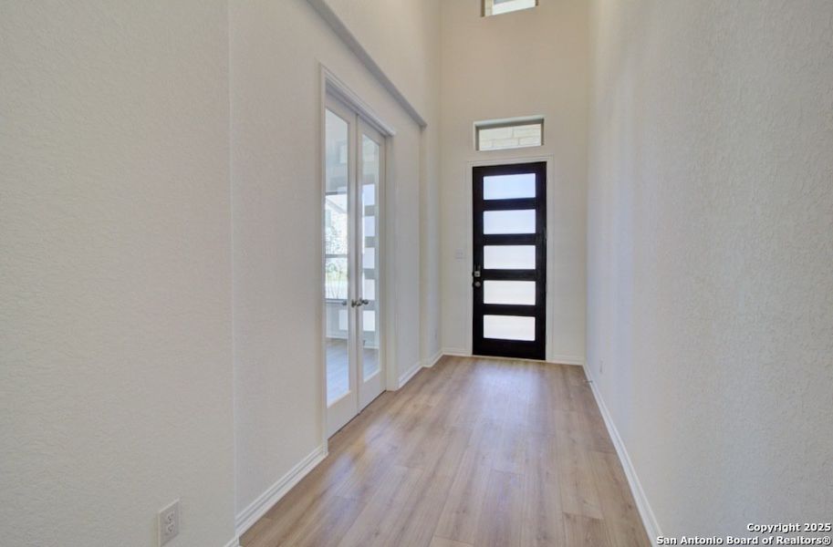 Spacious, unfurnished interior of a new home in Meyer Ranch – Premier, New Braunfels (Image 13).