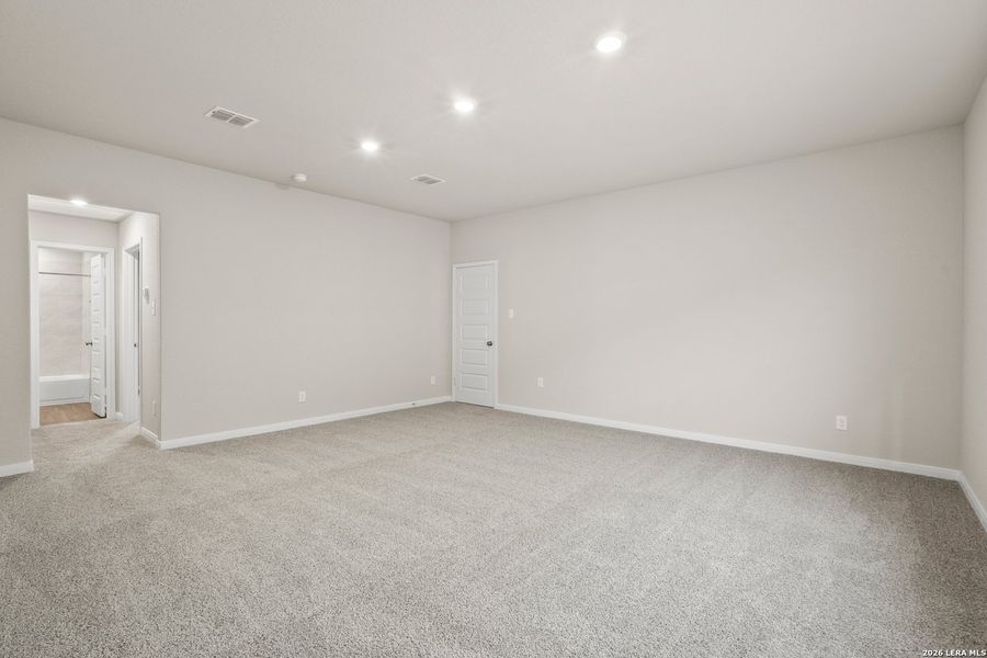 Spacious, unfurnished interior of a new home in Swenson Heights, Seguin (Image 14).