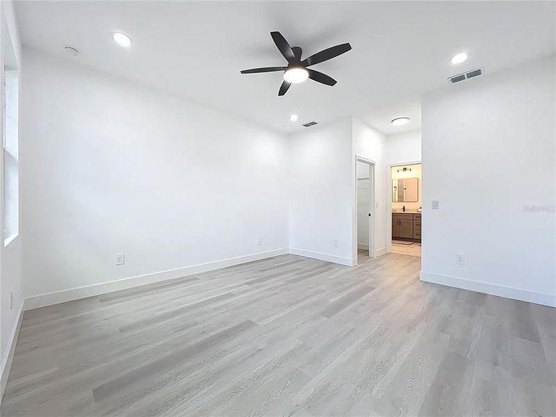 Spacious, unfurnished interior of a new home in , Orlando (Image 54).