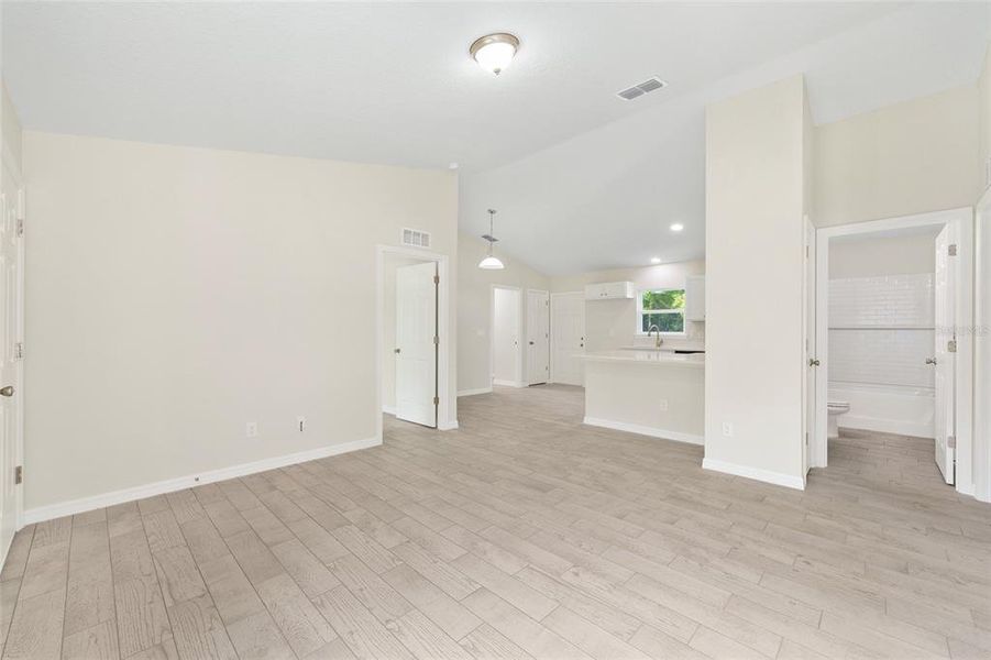 Spacious, unfurnished interior of a new home in , Ocala (Image 13).