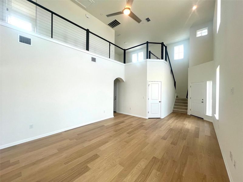 Spacious, unfurnished interior of a new home in Porter Country, Buda (Image 9).