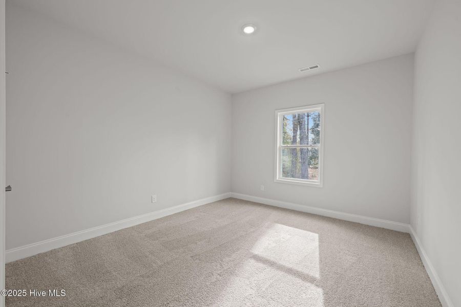 Spacious, unfurnished interior of a new home in Fairfield Harbour, New Bern (Image 27).
