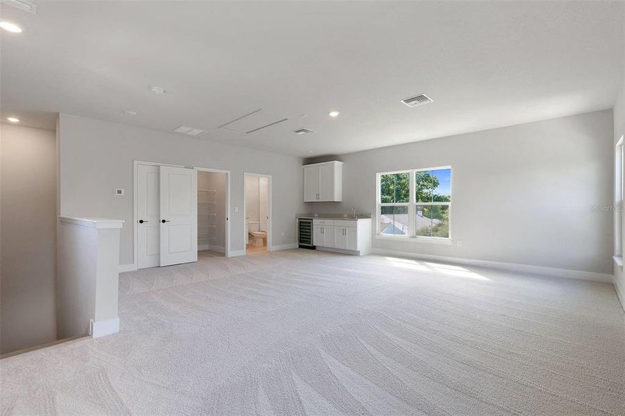 Spacious, unfurnished interior of a new home in , St. Petersburg (Image 4).