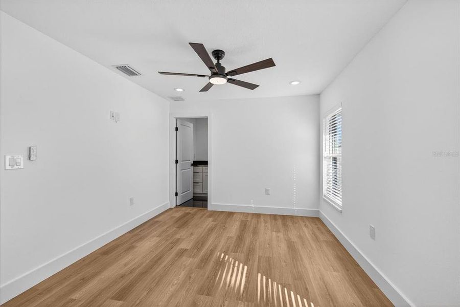 Spacious, unfurnished interior of a new home in , Tampa (Image 22).