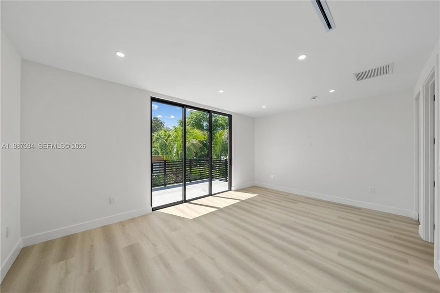 Spacious, unfurnished interior of a new home in , Miami (Image 16).