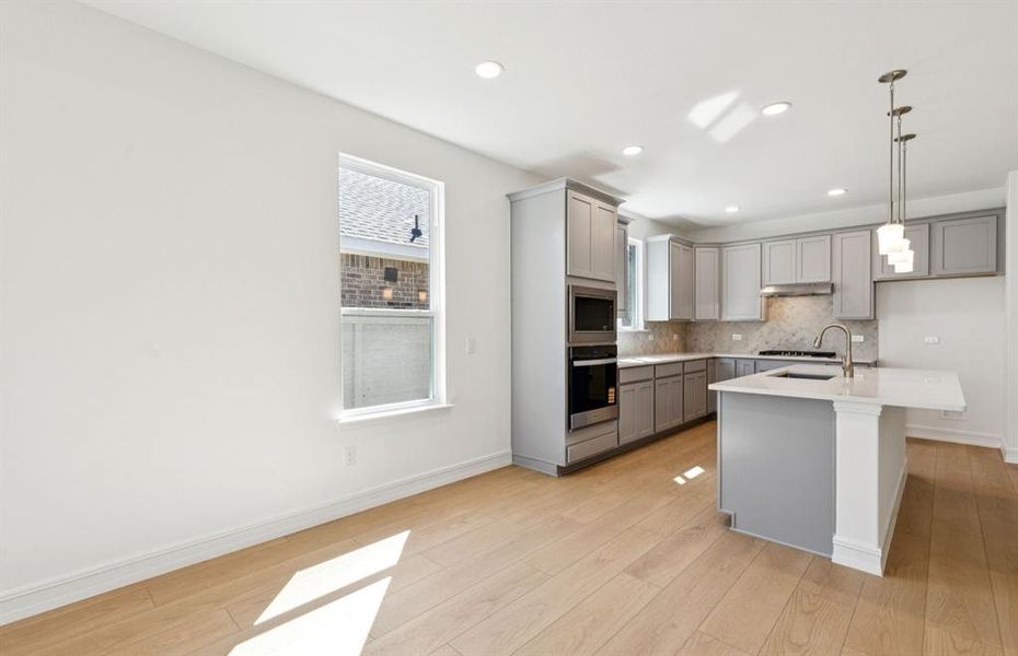 Spacious kitchen with eat-in bartop island