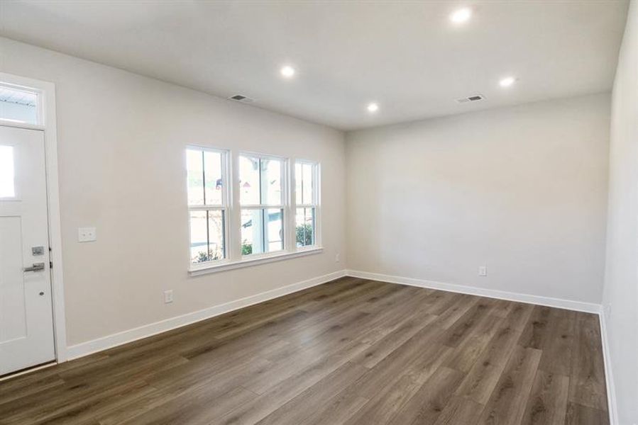 Spacious, unfurnished interior of a new home in Canterbrook Farms, Fountain Inn (Image 9).