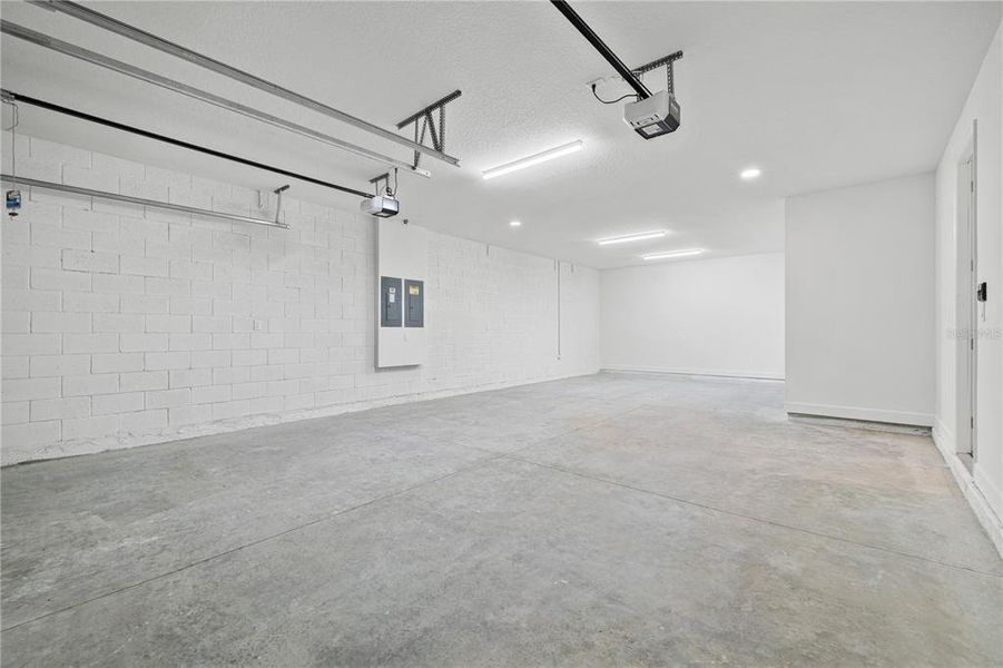 Spacious, unfurnished interior of a new home in , Winter Garden (Image 46).