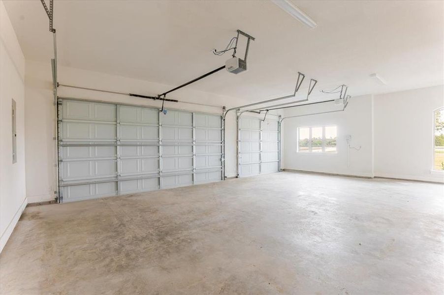 Spacious, unfurnished interior of a new home in , Granbury (Image 34). Spacious, unfurnished interior of a new home in , Granbury (Image 34).