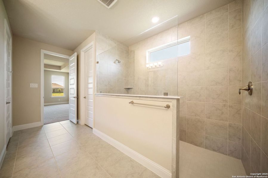 Spacious, unfurnished interior of a new home in Annabelle Ranch, San Antonio (Image 19). Spacious, unfurnished interior of a new home in Annabelle Ranch, San Antonio (Image 19).