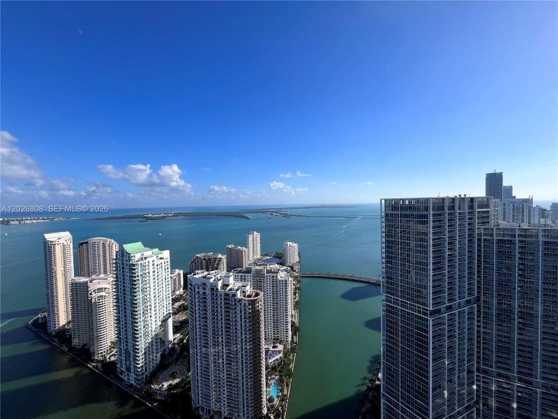 Condo located in Miami, FL showcasing its design and architecture (Image 7).