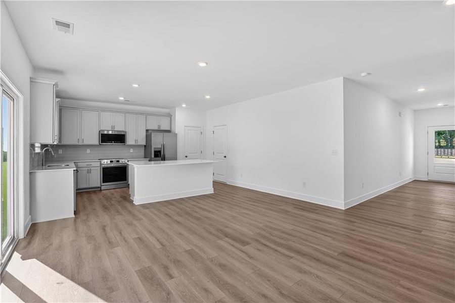 Spacious, unfurnished interior of a new home in Shadow Creek, Jackson (Image 17).