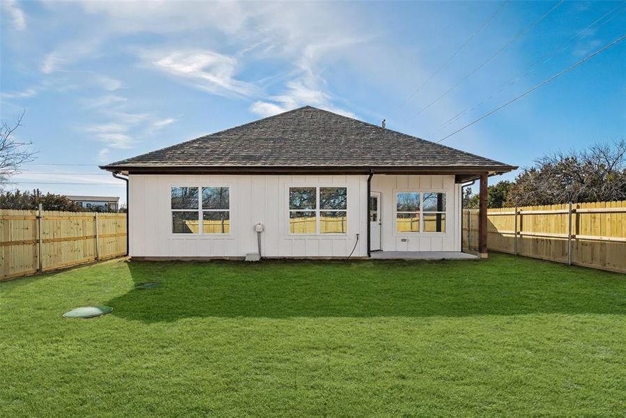 Exterior details and patio area of a home in , Granbury (Image 3).