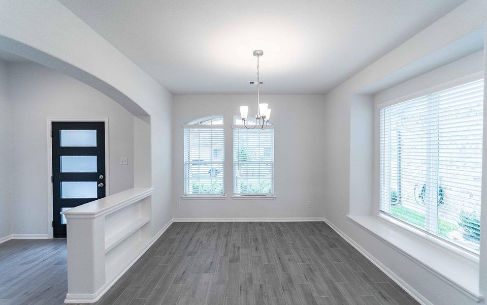 Spacious, unfurnished interior of a new home in Lago Mar, Texas City (Image 6).