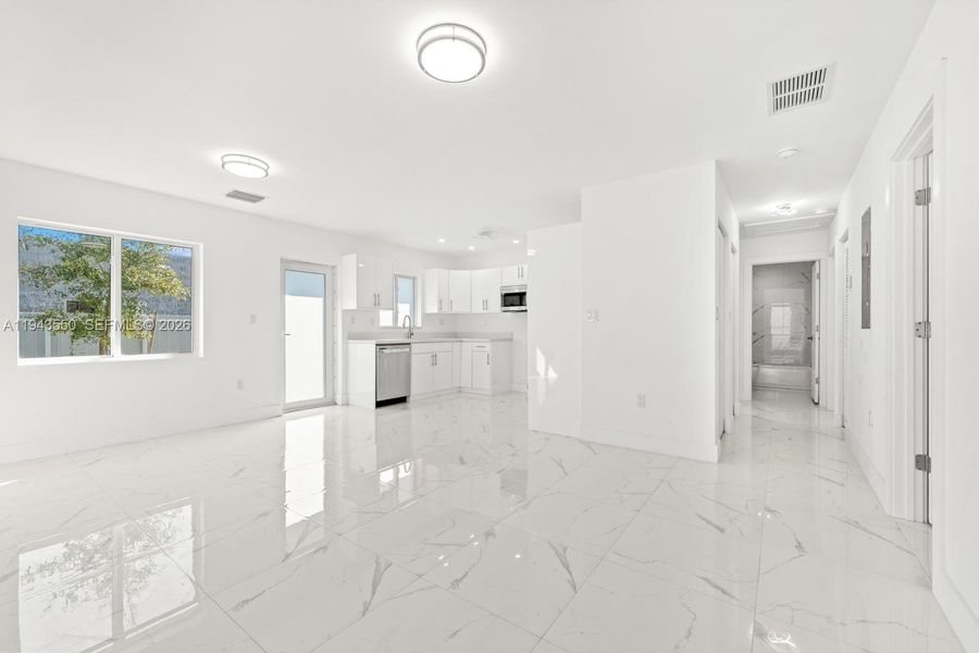 Spacious, unfurnished interior of a new home in , Florida City (Image 7).