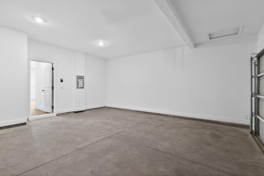 Spacious, unfurnished interior of a new home in Auburn Glen, Dacula (Image 27).