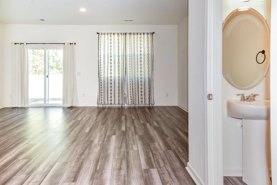 Spacious, unfurnished interior of a new home in , Summerville (Image 9).