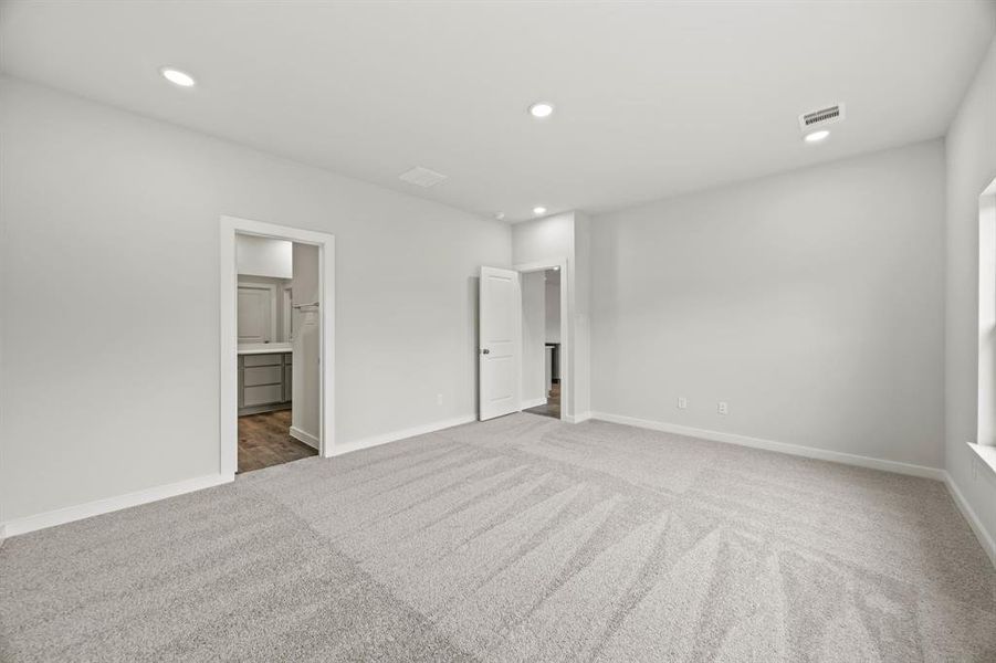 Spacious, unfurnished interior of a new home in Summerwood Estates, Red Oak (Image 9).