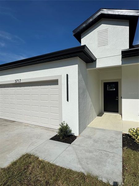Exterior details and patio area of a home in , Lake Wales (Image 3). Exterior details and patio area of a home in , Lake Wales (Image 3).