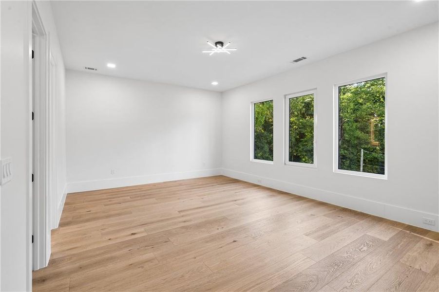 Spacious, unfurnished interior of a new home in , Auburn (Image 26).