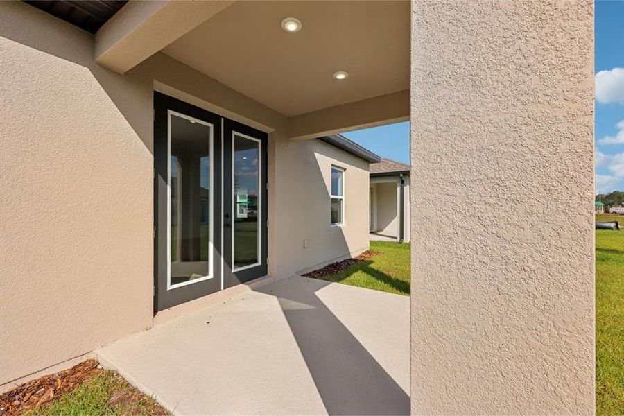 Exterior details and patio area of a home in Sunbrooke, St. Cloud (Image 18).