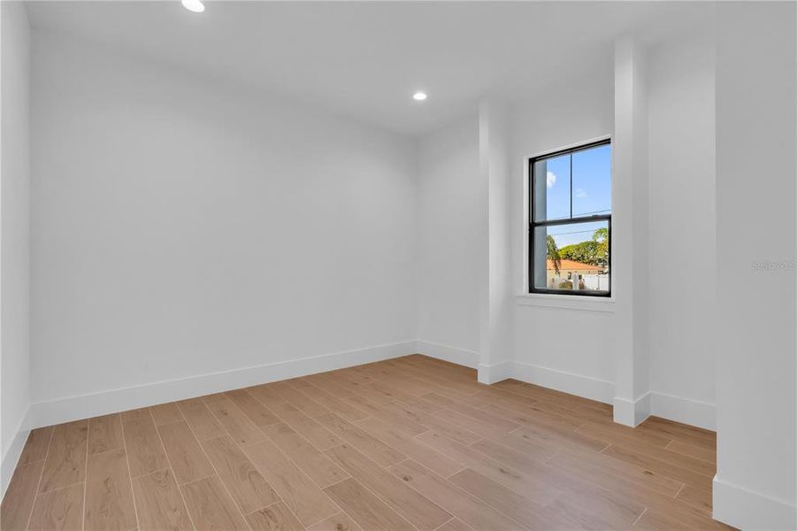 Spacious, unfurnished interior of a new home in , Sarasota (Image 43).