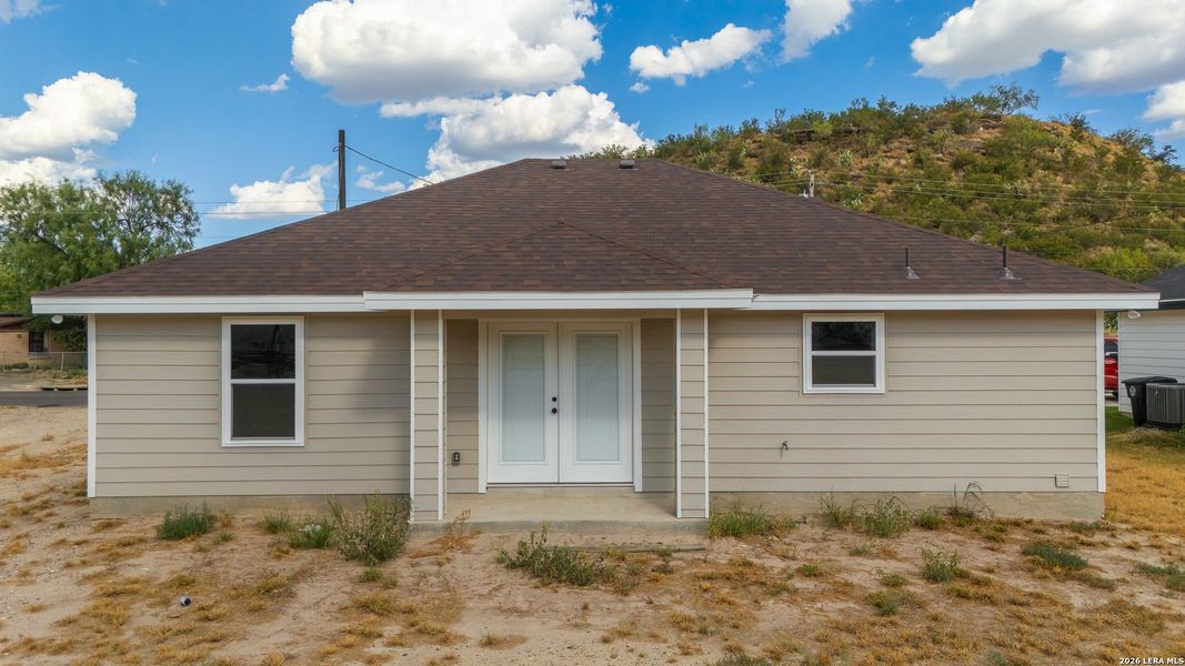 Exterior details and patio area of a home in , Eagle Pass (Image 3).