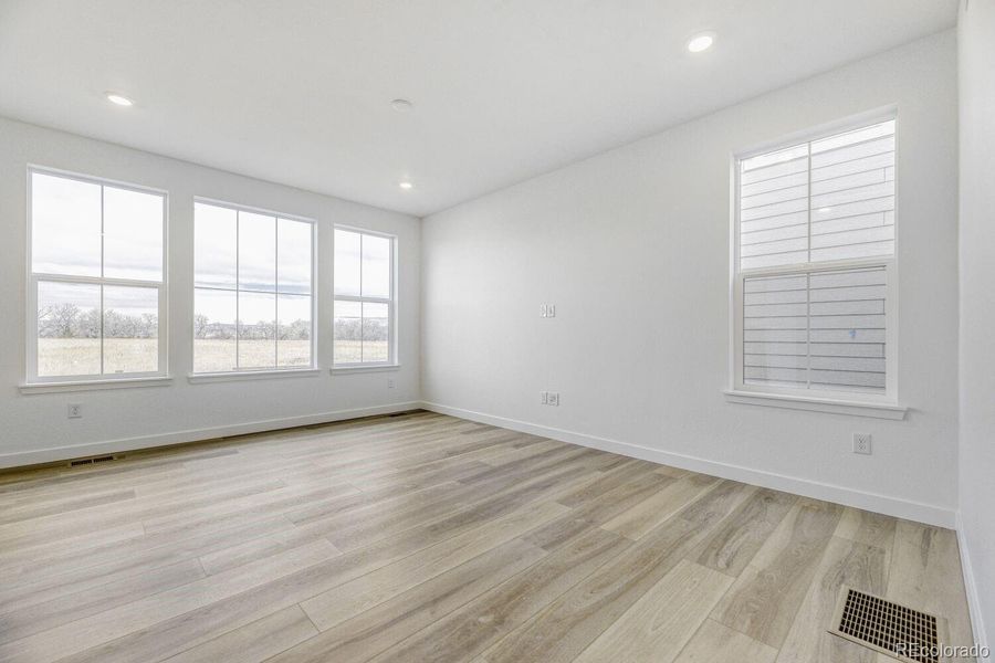 Spacious, unfurnished interior of a new home in Vermilion Creek, Centennial (Image 8).