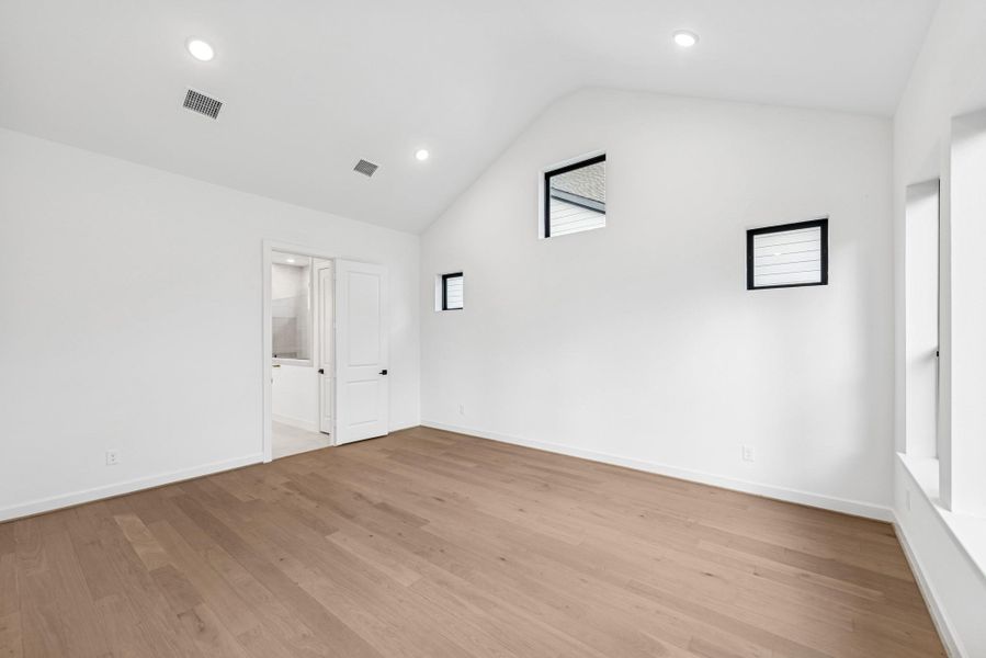 Spacious, unfurnished interior of a new home in Kresston - Enclave Collection, Montgomery (Image 37).