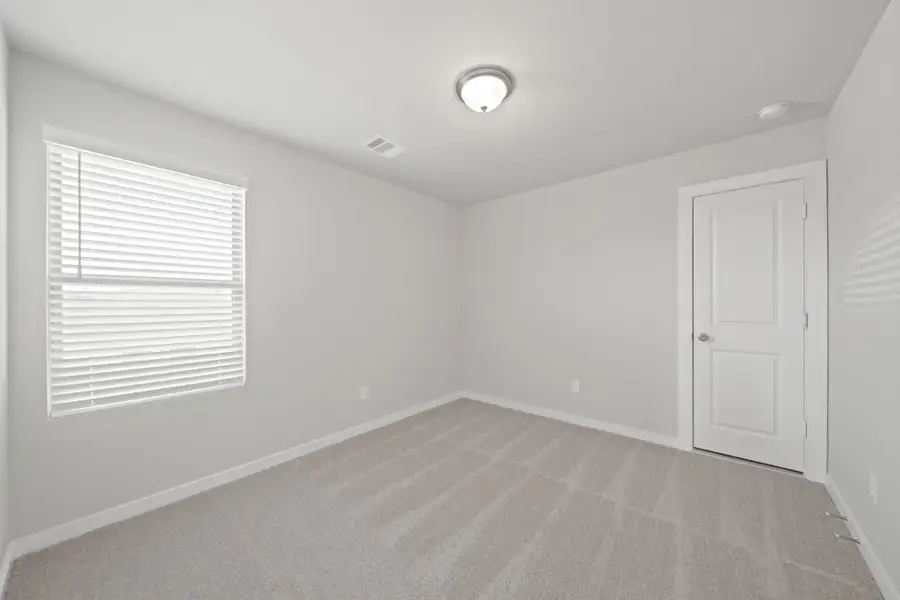 Spacious, unfurnished interior of a new home in Laurel Landing, Alvin (Image 9).