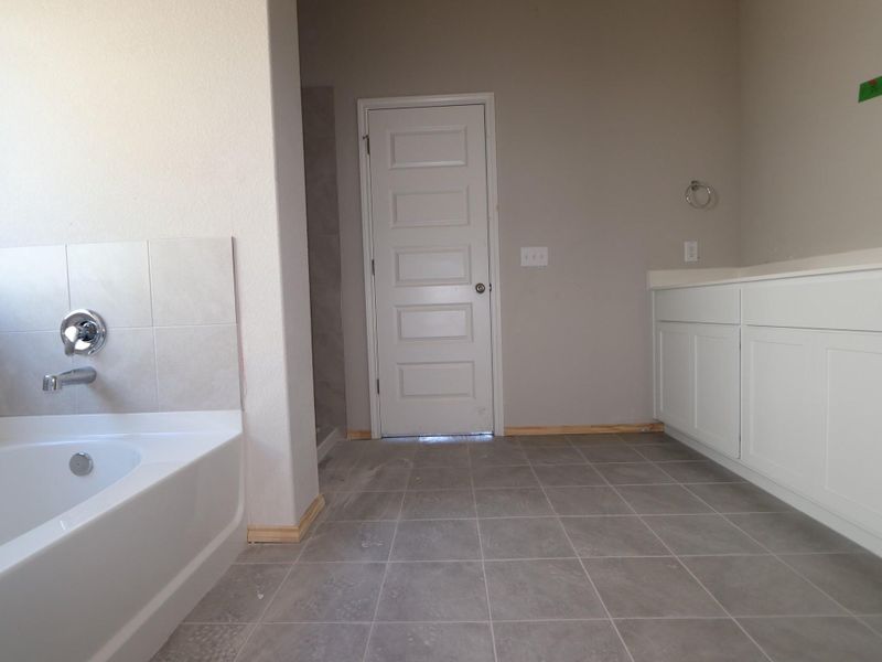 Spacious, unfurnished interior of a new home in Cascades at Onion Creek, Austin (Image 12). Spacious, unfurnished interior of a new home in Cascades at Onion Creek, Austin (Image 12).