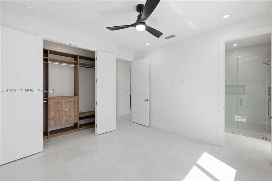 Spacious, unfurnished interior of a new home in , Cape Coral (Image 21).