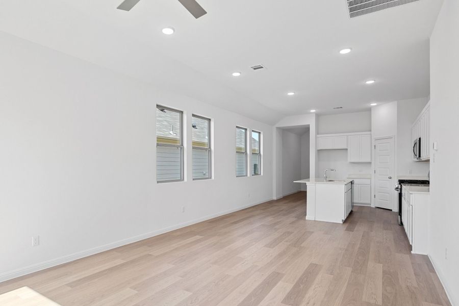 Spacious, unfurnished interior of a new home in Trinity Ranch, Elgin (Image 17).