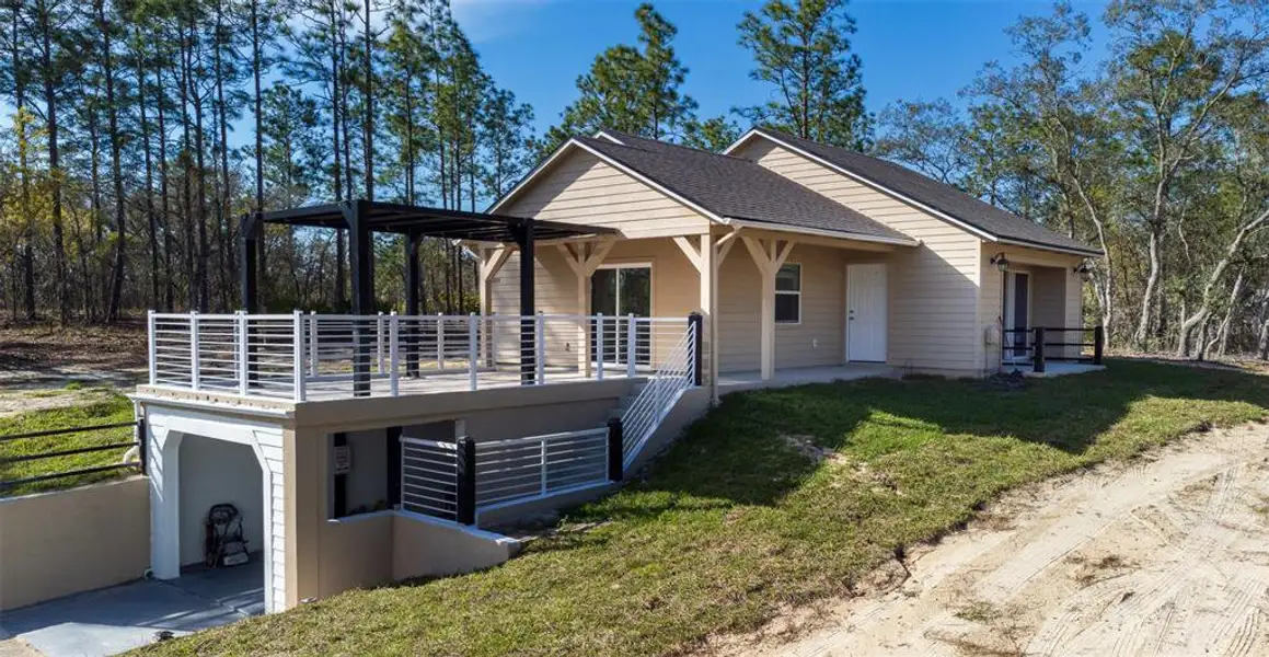 Exterior details and patio area of a home in , Dunnellon (Image 3).