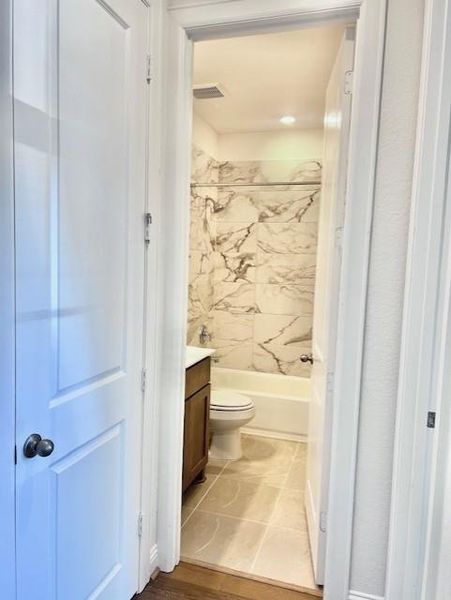 Furnished interior view inside a new home in Evergreen 55', Conroe (Image 6).