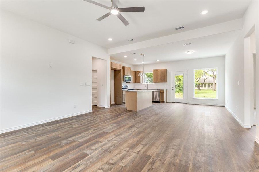 Spacious, unfurnished interior of a new home in , Granbury (Image 13).